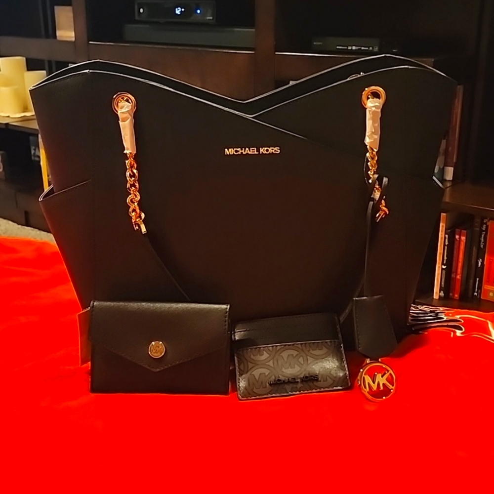 NWT Michael Kors Jet Set Large Saffiano leather shoulderbag/2 wallet accessories